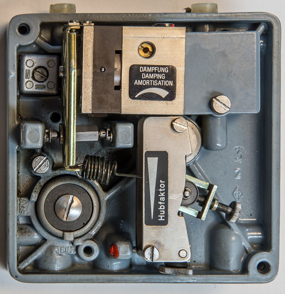 Valve positioner mechanism with spring and feedback linkage